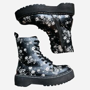 Moto Combat 90s Boots with Chunky Sole. Size 6.5